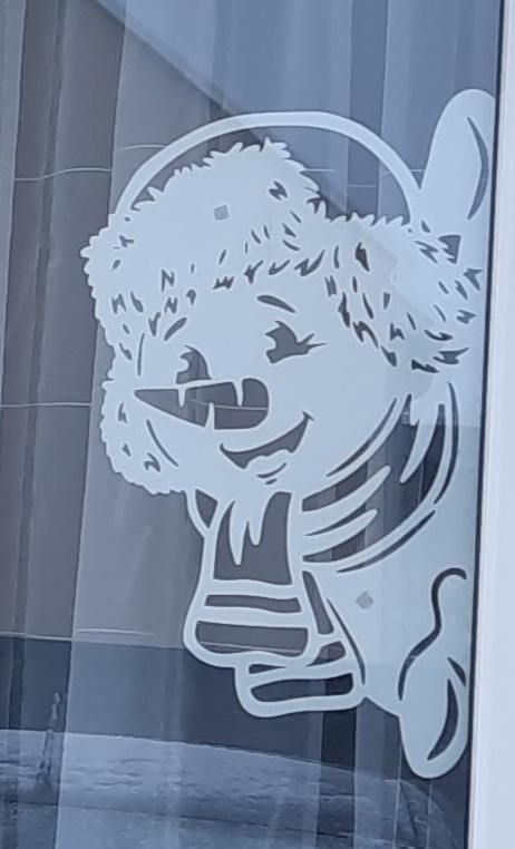 Vykukující sněhulák