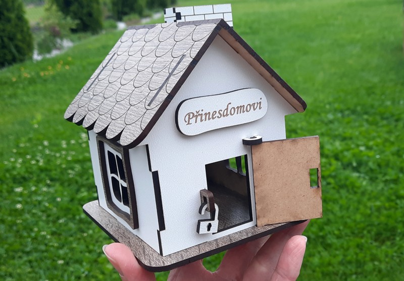 Dřevěná pokladnička domeček se zámkem a jménem na přání