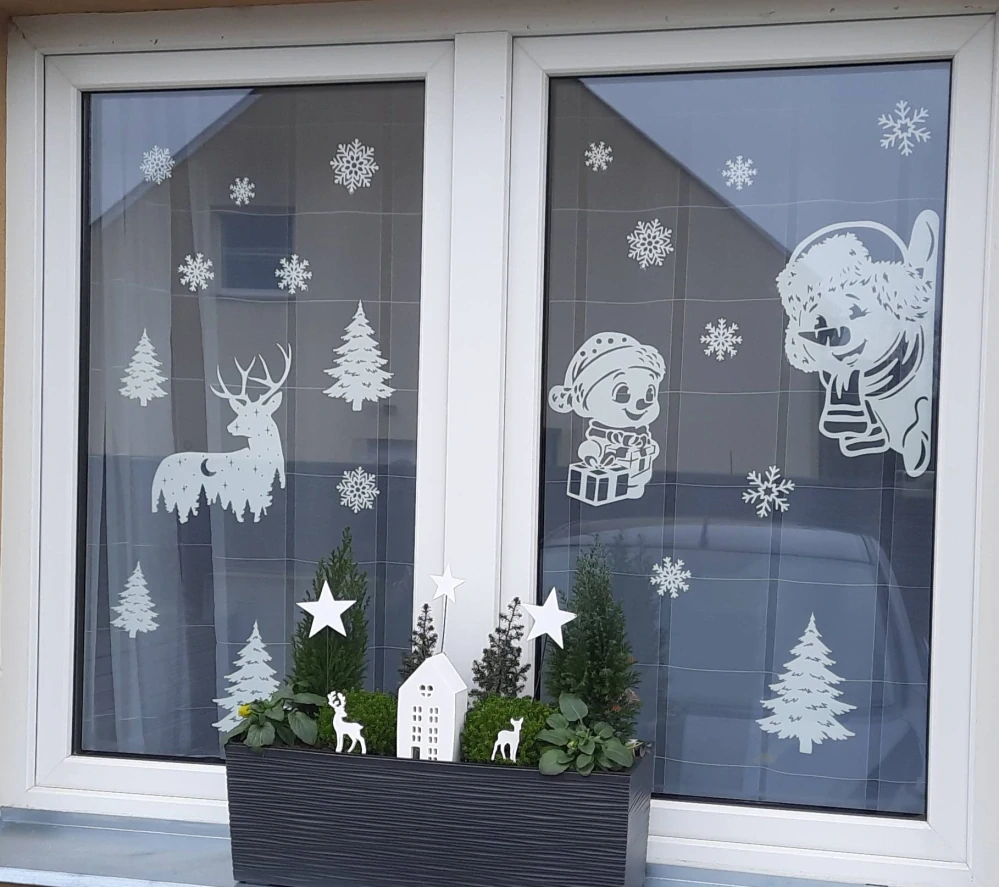 Ozdoba do okna sněhulák s dárkem