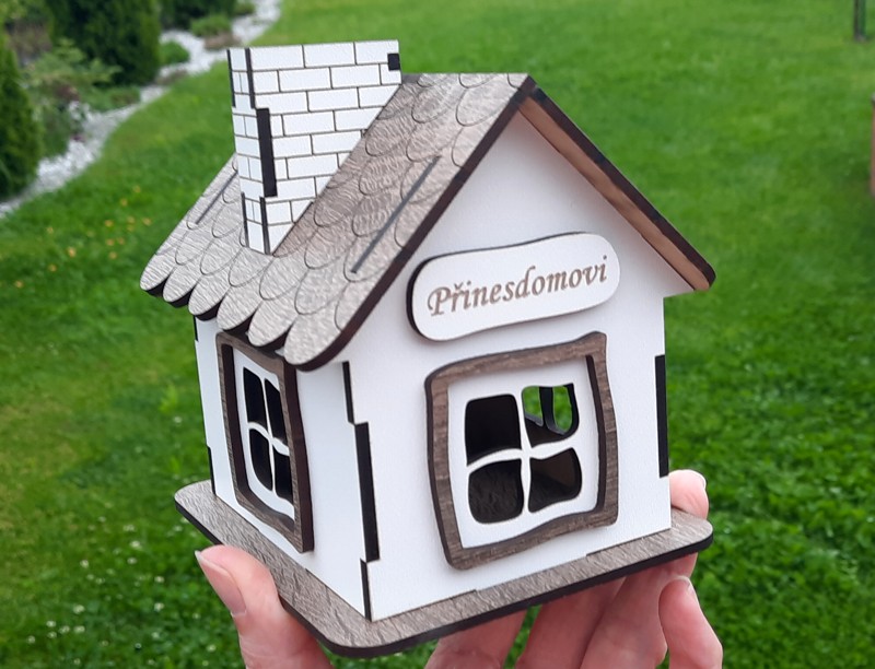 Dřevěná pokladnička domeček se zámkem a jménem na přání