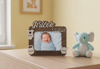 Dřevěný fotorámeček k narození miminka s údaji na přání