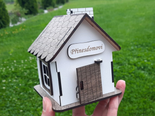 Dřevěná pokladnička domeček se zámkem a jménem na přání